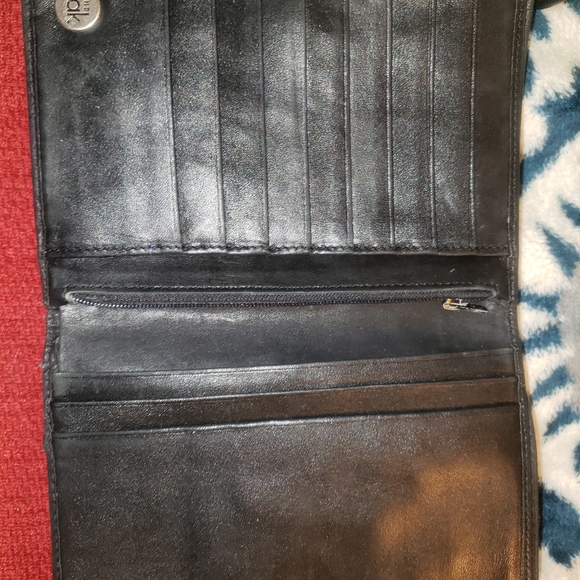 Beautiful,Practically New, Name Brand Purses! Different prices from $15-35 - Picture 7 of 16